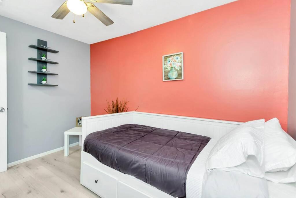 Cozy Bungalow With Patio & Grill, Private And Location 탬파 외부 사진