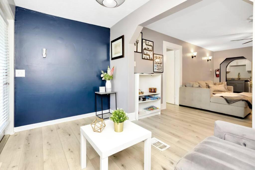 Cozy Bungalow With Patio & Grill, Private And Location 탬파 외부 사진