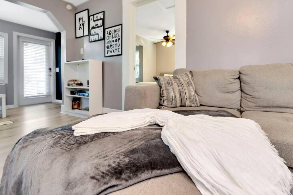 Cozy Bungalow With Patio & Grill, Private And Location 탬파 외부 사진