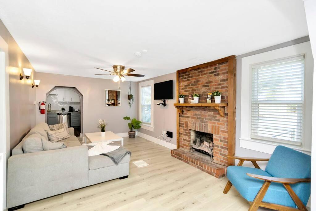 Cozy Bungalow With Patio & Grill, Private And Location 탬파 외부 사진